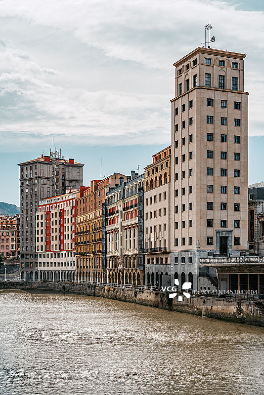 西班牙巴斯克地区毕尔巴鄂的城市景观与建筑图片素材