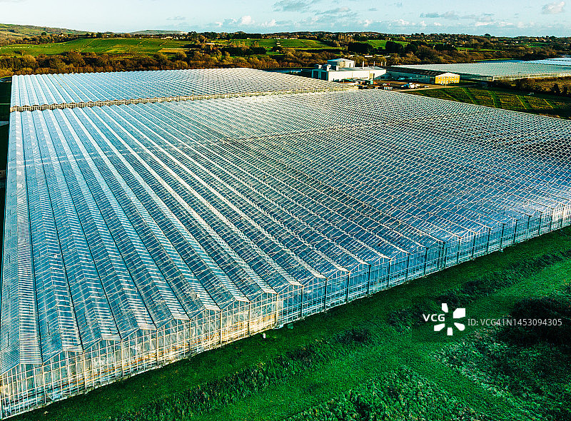 日落时分英国温室的鸟瞰图图片素材