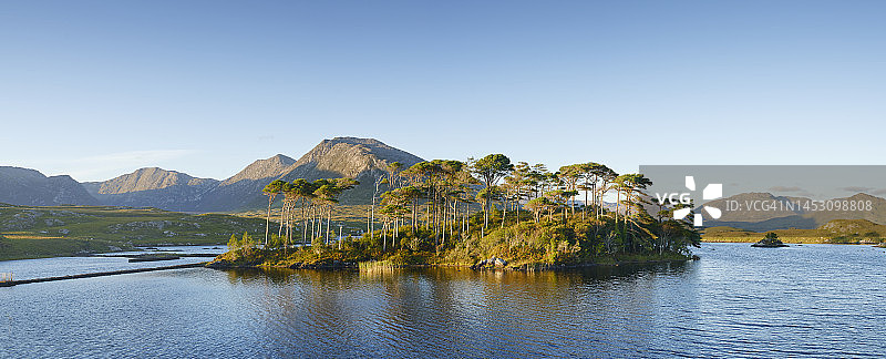 爱尔兰康尼马拉德里卡拉湖和十二松树日落全景图片素材
