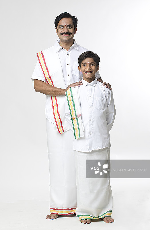穿着传统服装的微笑的南印度父子肖像图片素材