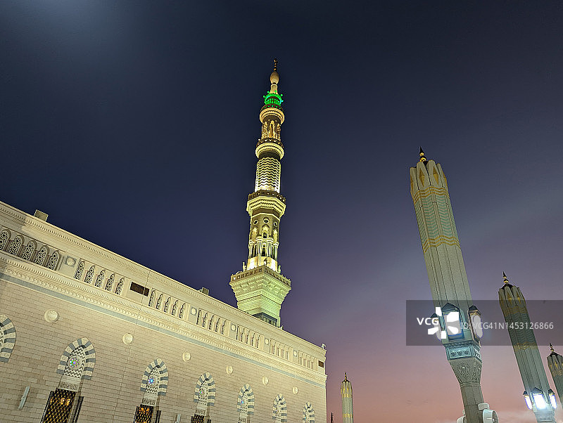 麦地那先知清真寺黎明景色：拱门建筑设计图片素材