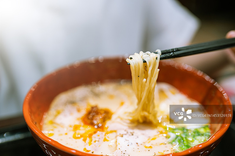 桌上红碗拉面特写图片素材