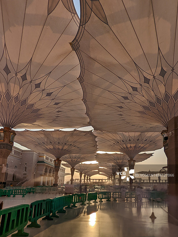 沙特阿拉伯麦地那先知清真寺的自动伞景观图片素材