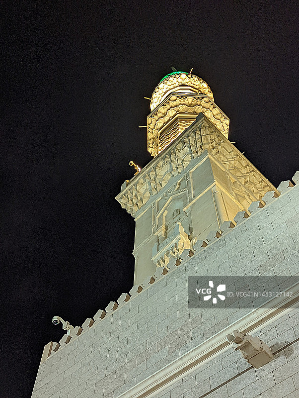 麦地那先知清真寺夜景：绿色穹顶与奥斯曼土耳其风格的宣礼塔图片素材