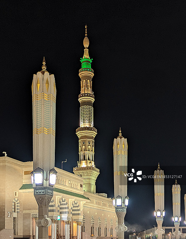 麦地那先知清真寺夜景：绿色穹顶与奥斯曼土耳其风格的宣礼塔图片素材