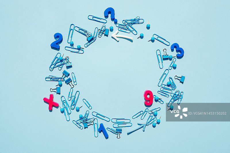 纯色亮背景上的大量回形针和纽扣，文具背景，返校季图片素材