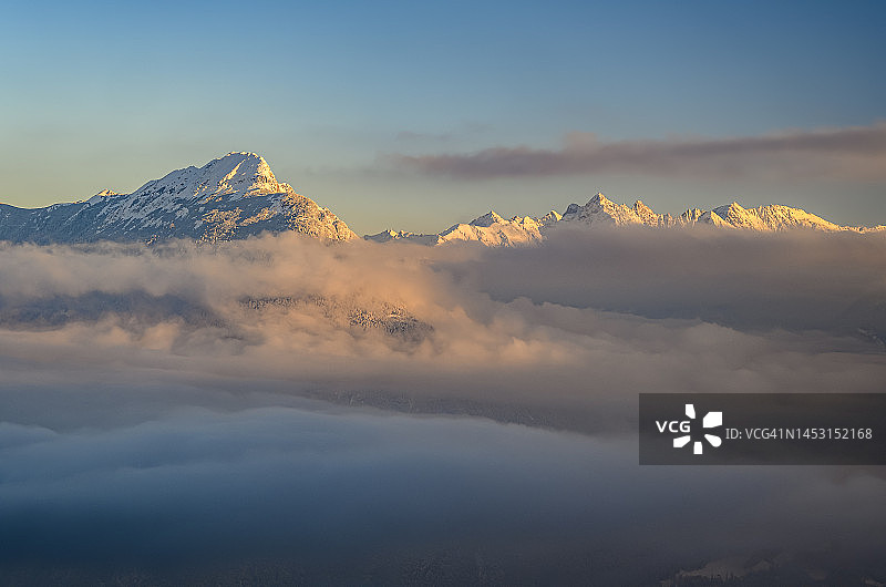 高山上的绚丽日落图片素材
