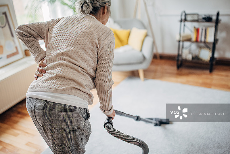 背痛的老年妇女图片素材