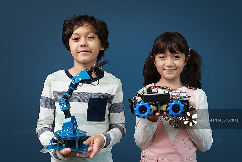 天才儿童展示机器人学习套装，科技教育理念图片素材