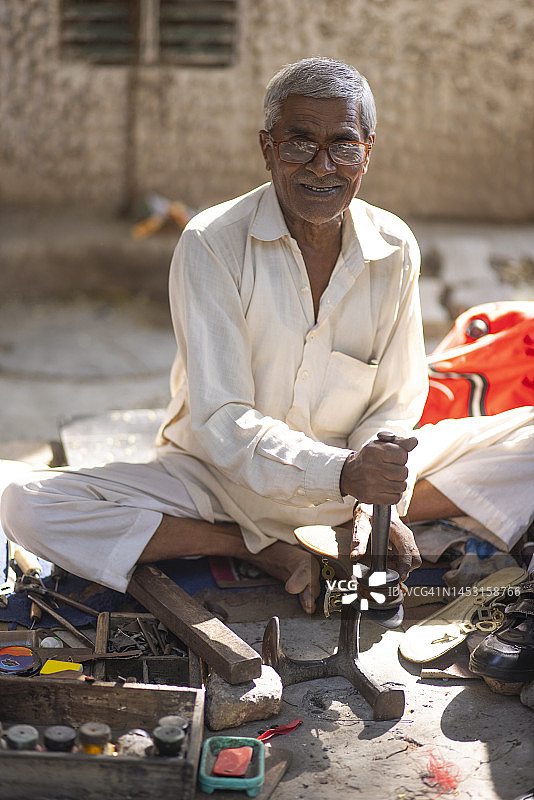 德里街头鞋匠修鞋图片素材