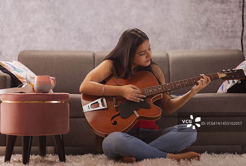 少女在家弹吉他图片素材
