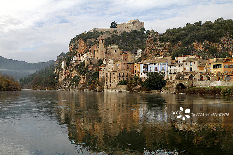西班牙塔拉戈纳省米拉维特城堡和城市图片素材