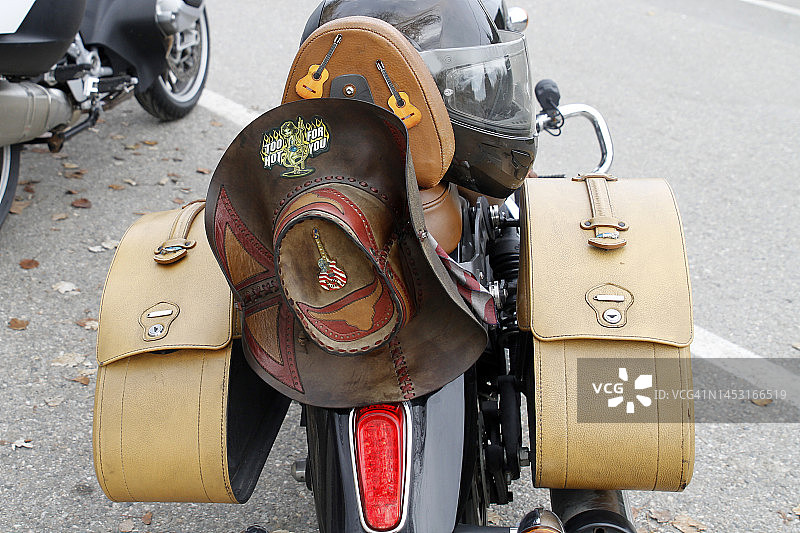 戴帽子和行李的摩托车图片素材