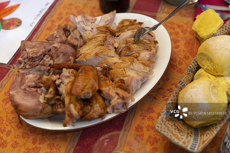 感恩节餐桌上的火鸡切片图片素材