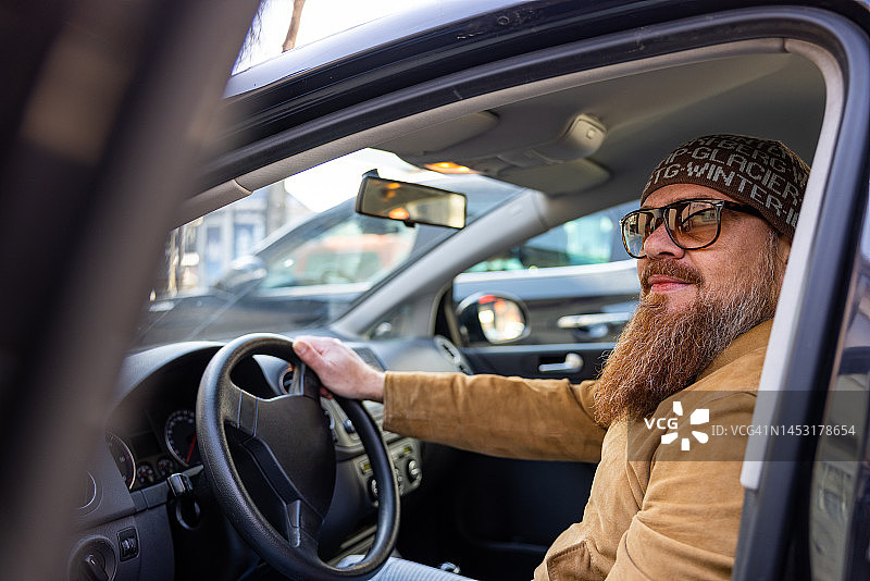 在车里的留着长胡子的中年白人男人图片素材
