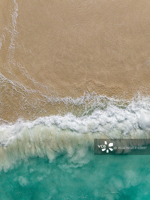 从无人机拍摄的巴哈马群岛天堂岛卷心菜海滩和海浪图片素材