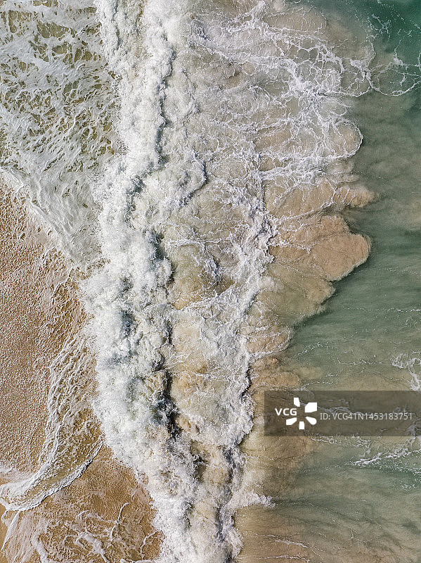 无人机视角拍摄的强大海浪，位于巴哈马群岛天堂岛卷心菜海滩图片素材