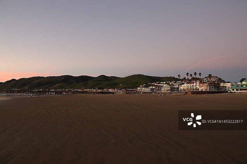 旅行——日落时分的皮斯莫海滩码头图片素材