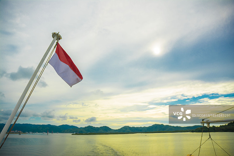 印度尼西亚国旗飘扬在龙目海峡中央图片素材