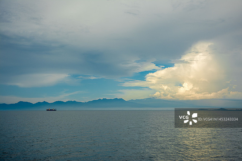 蓝色海洋上的蓝天图片素材