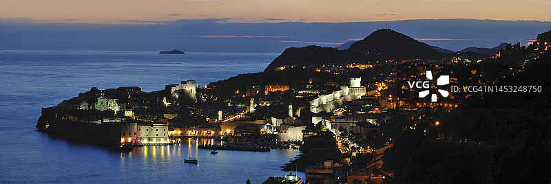 杜布罗夫尼克小镇的日落美景图片素材