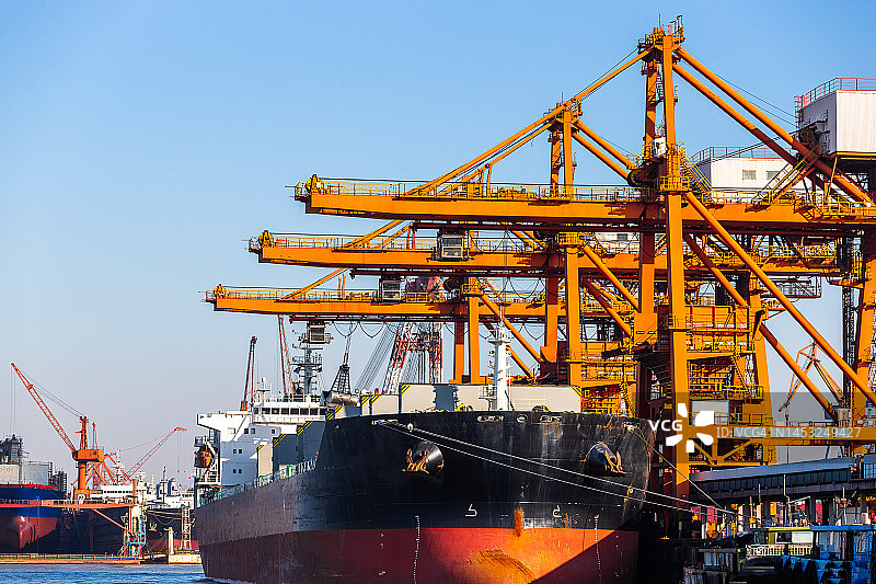 长江边船厂的巨型起重机，中国江苏省江阴市图片素材