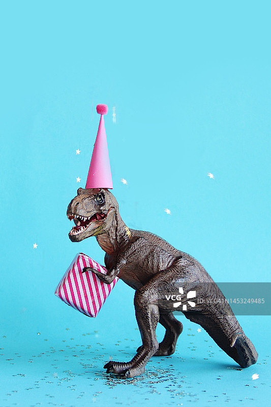 带生日礼物的玩具恐龙图片素材