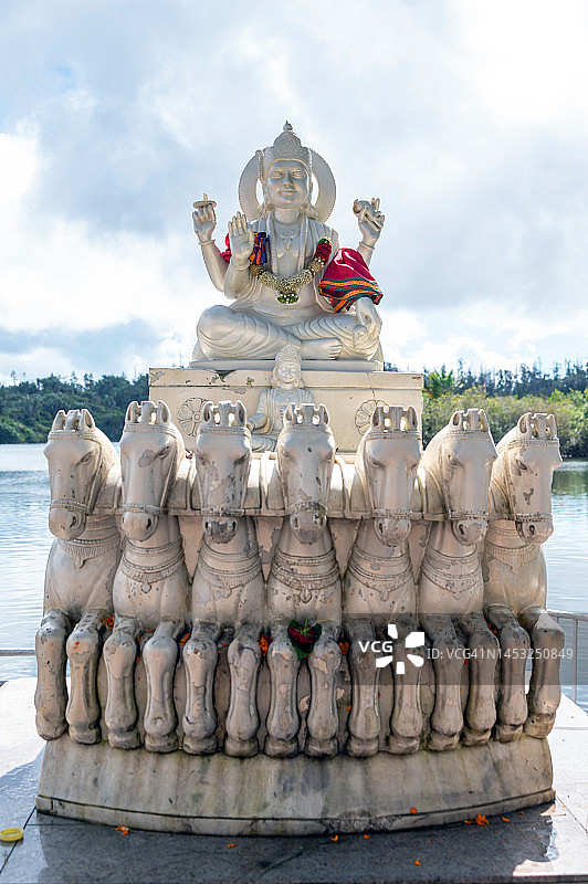 太阳神雕像，在格兰贝辛湖，毛里求斯图片素材