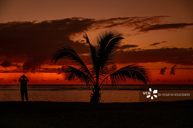 毛里求斯非洲日落时分的男人轮廓图片素材