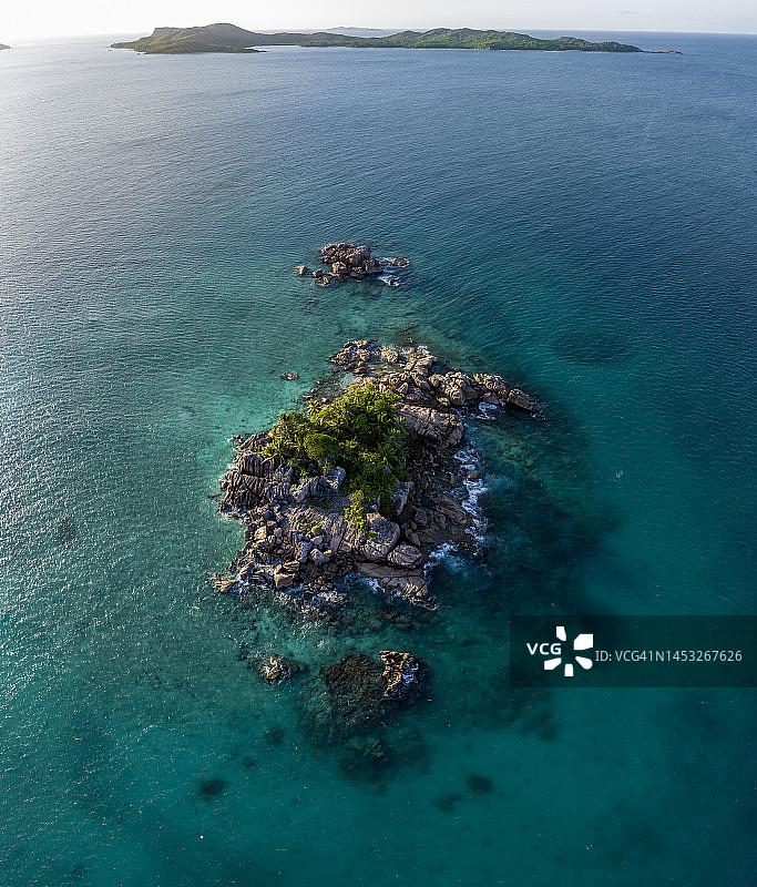 塞舌尔普拉兰岛圣皮埃尔岛的航拍景色：热带天堂岛屿图片素材