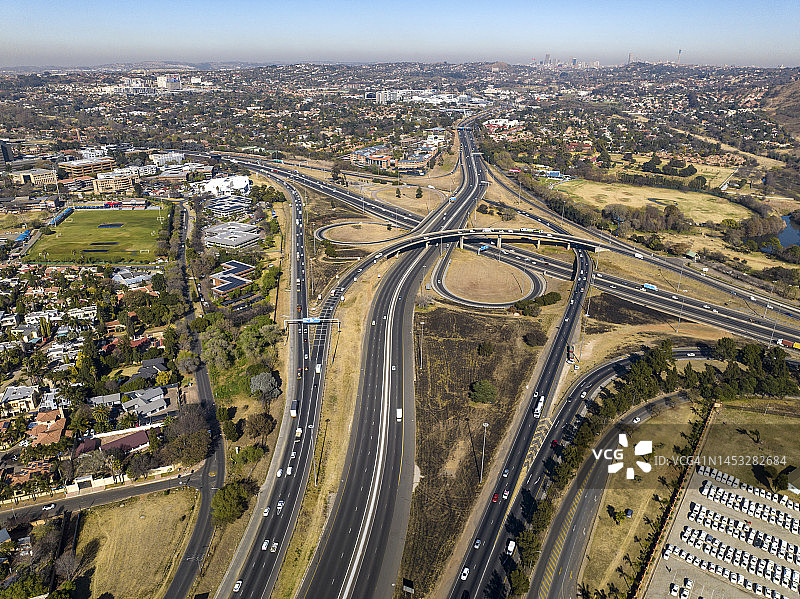 约翰内斯堡 Gillooly 互通立交桥航拍景观：雾霾笼罩下的城市天际线图片素材