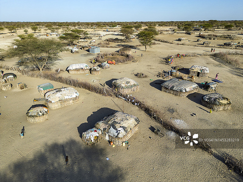 气候变化、干旱、水危机、贫困。干旱灾区贫困非洲村庄的鸟瞰图。肯尼亚图片素材
