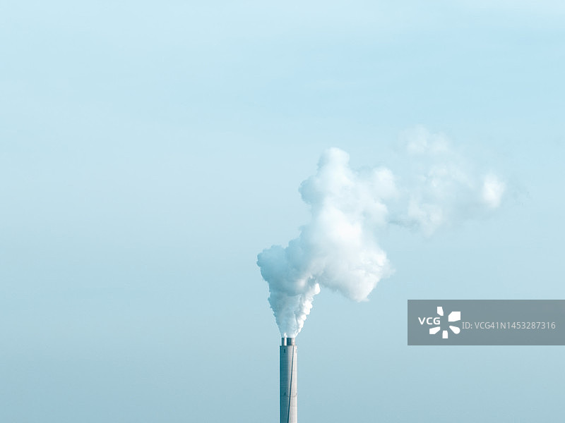 冬季冒烟的烟囱图片素材
