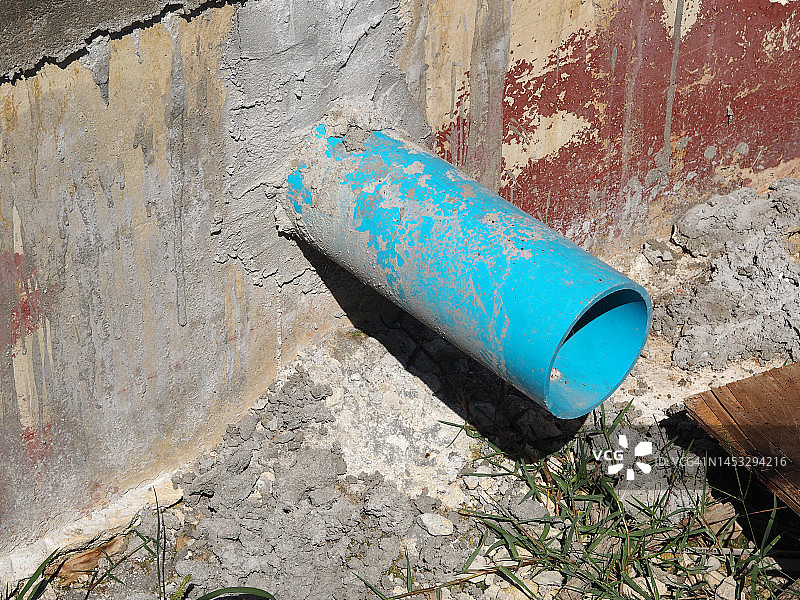 PVC水管水泥墙图片素材