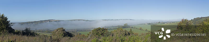 英国西萨塞克斯郡阿杜尔河谷的高雾全景图片素材
