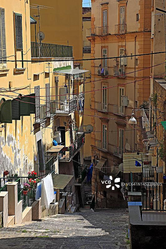 意大利坎帕尼亚那不勒斯老城区的狭窄小巷图片素材