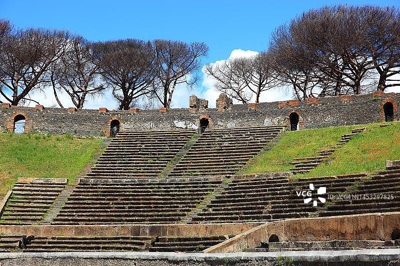 庞贝古城剧院遗址（那不勒斯海湾，公元79年维苏威火山爆发）图片素材