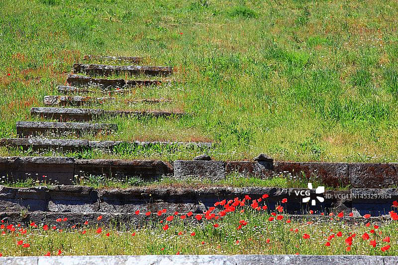 庞贝古剧院遗址：那不勒斯湾的古城，公元79年维苏威火山爆发时被掩埋，意大利图片素材