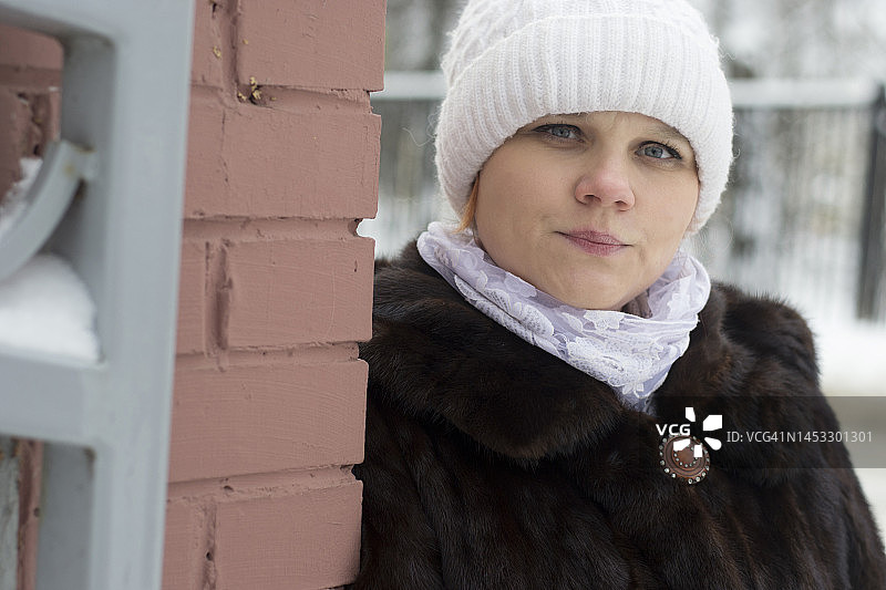一个年轻女子的肖像。图片素材