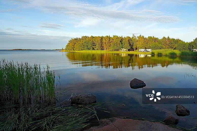 芬兰奥兰群岛波罗的海的树木和海湾图片素材