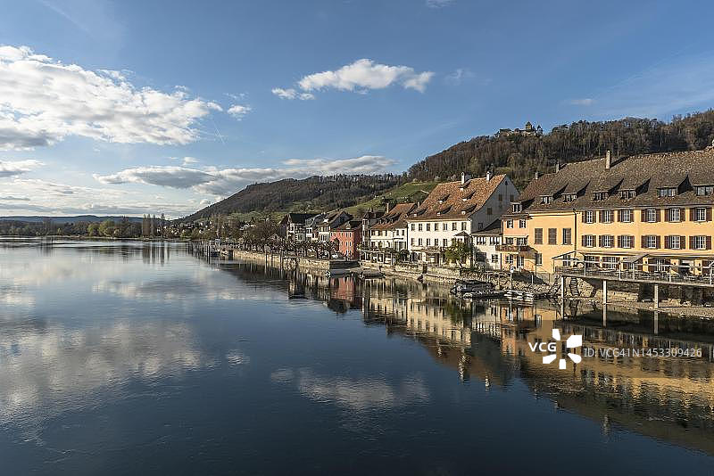 从莱茵河眺望施泰因老城区和霍亨克林根城堡，沙夫豪森州，瑞士图片素材