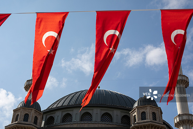 塔克西姆清真寺与土耳其国旗图片素材