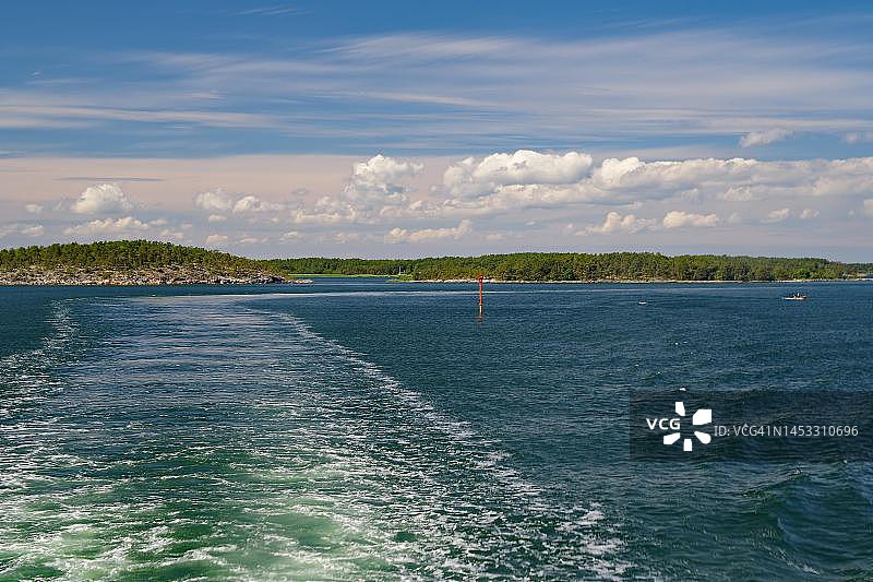 从渡轮看到的岩石岛屿和森林：夏季波罗的海，奥兰群岛，芬兰图片素材