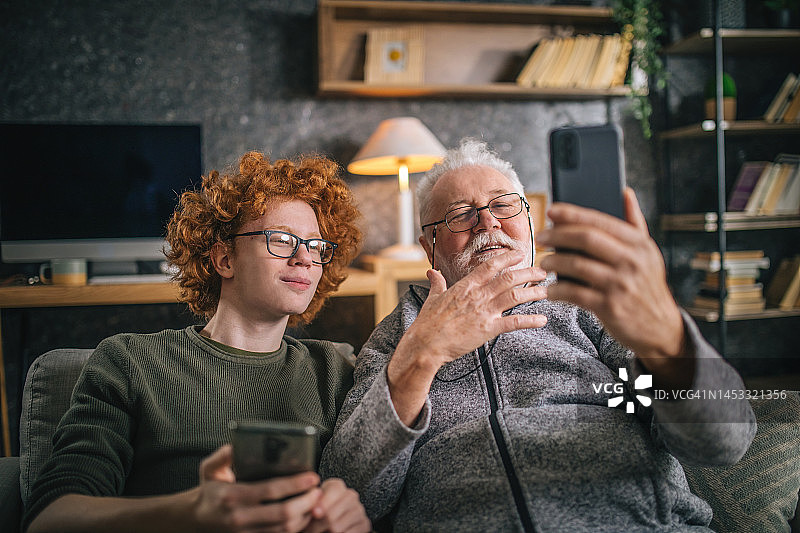 祖孙俩玩手机图片素材