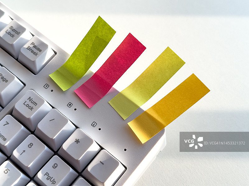 电脑键盘上的便签图片素材