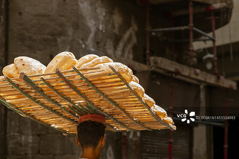 埃及开罗的自行车面包配送图片素材