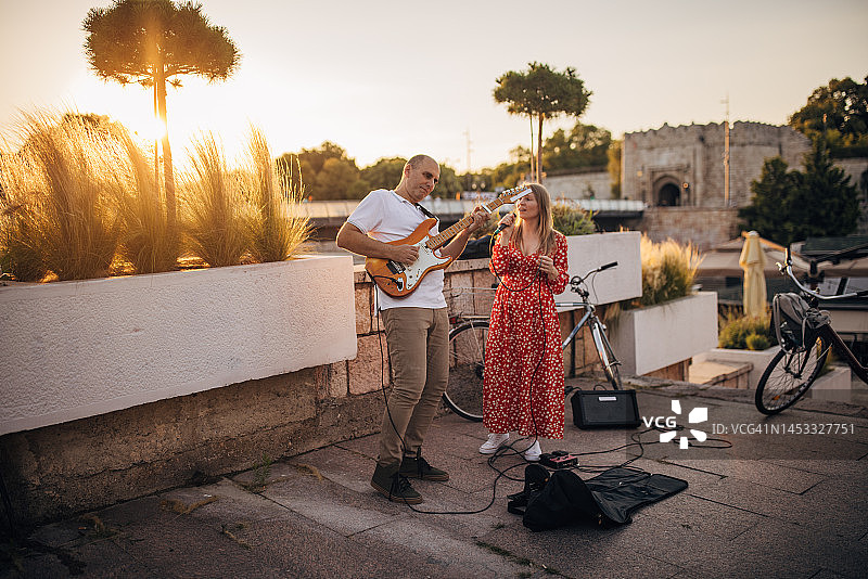 在街头表演的音乐家图片素材