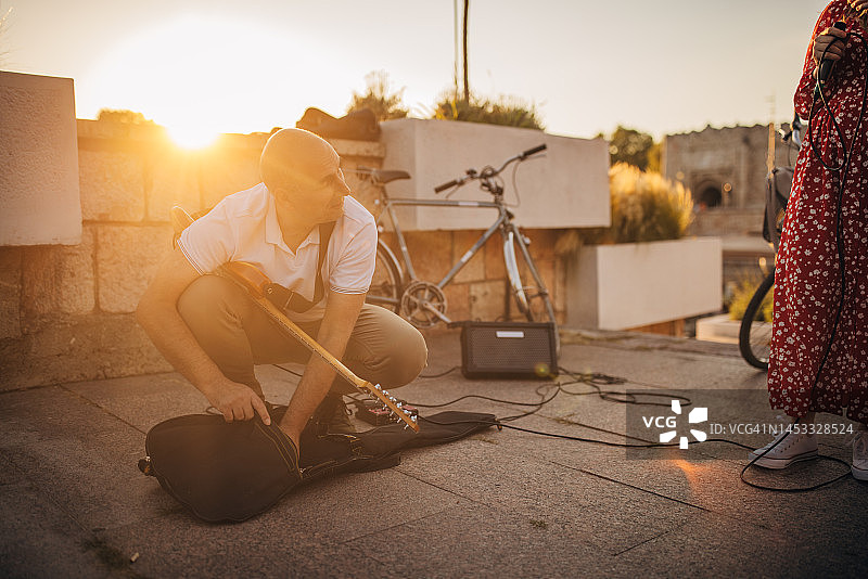 准备表演的街头艺术家图片素材