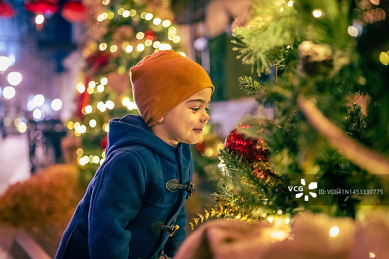 小男孩在城市享受圣诞节图片素材