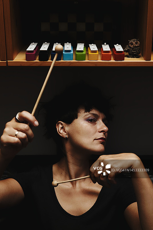 手持木槌的女子肖像图片素材